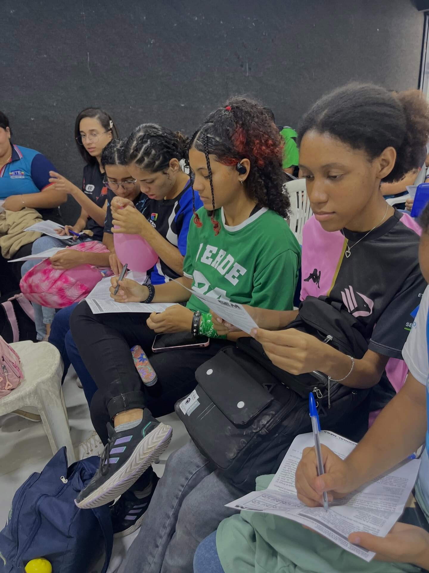 Alunos com material de estudo